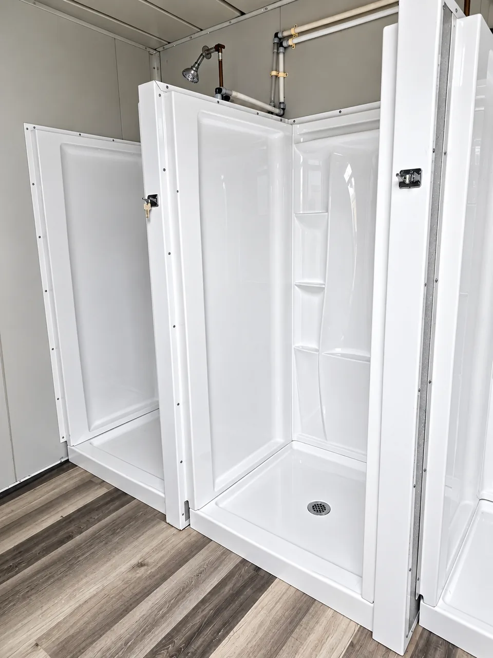 Portable mobile shower building for temporary workforce housing support